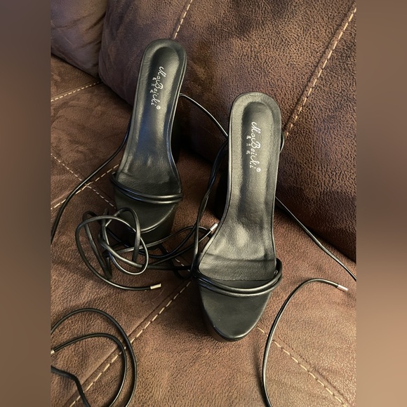 heels - Picture 2 of 6